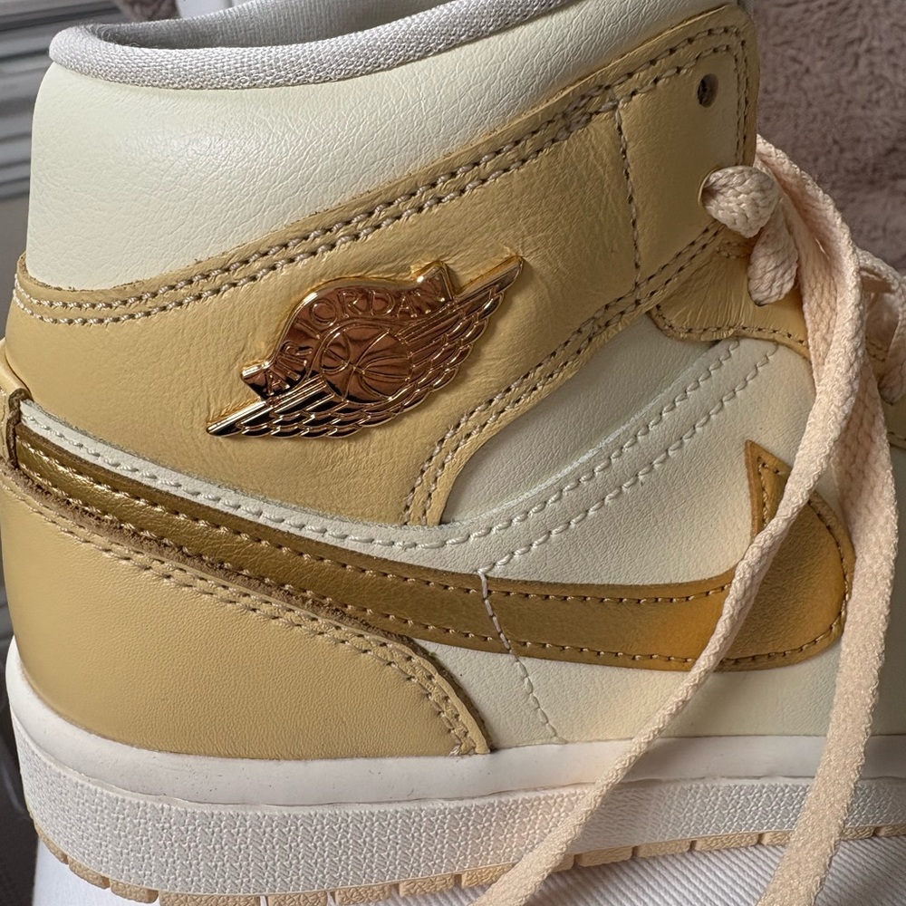 Jordan WMNS Air Jordan 1 Mid SE - Pale Vanilla & Metallic Gold - Picture 3 of 10